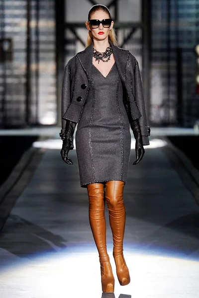 Look 16